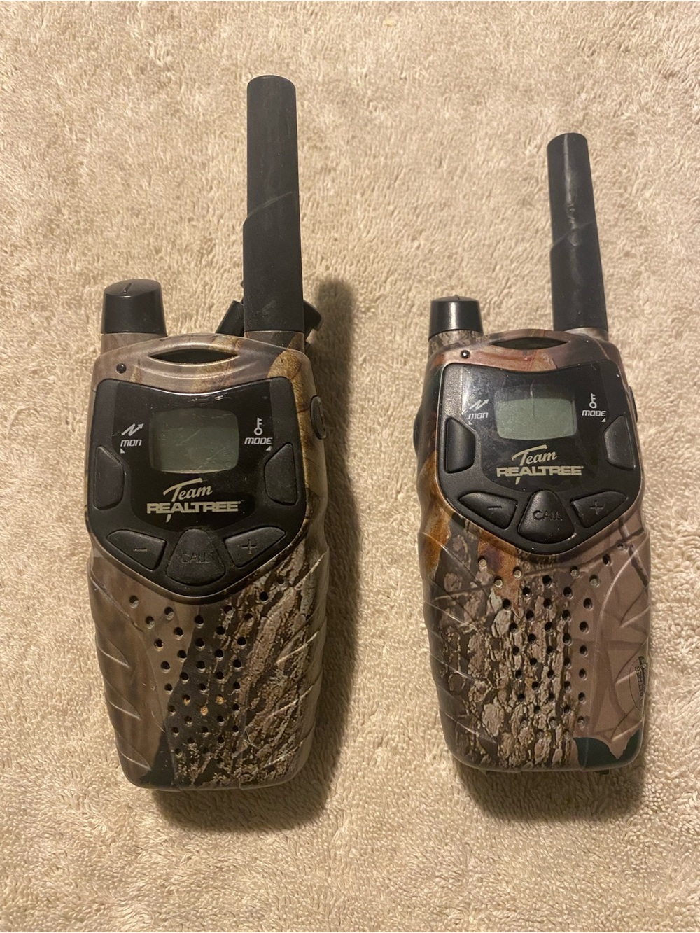 RT210 TWO 2 WAY RADIO PAIR OF REALTREE WALKIE TALKIES HUNTING RADIO SET